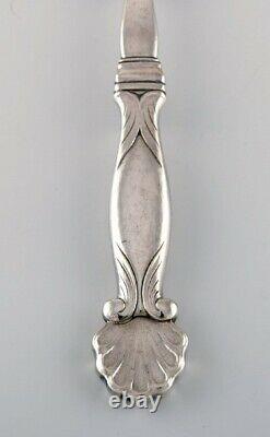Rare Georg Jensen serving spoon in all sterling silver. Design 102. Dated 1930
