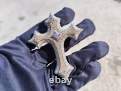 Pendentif croix en argent plaqué or bicolore 14 carats avec moissanite réelle personnalisée de 2,20 carats.